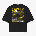 Camiseta com estampa frontal de duas mãos cruzadas segurando um controle de videogame e estampa traseira de design futurista com samurai e texto gráfico.