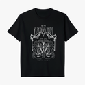 Camiseta com estampa frontal de letras estilizadas e elementos ornamentais detalhados, incluindo formas de folhas simétricas e curvas decorativas.