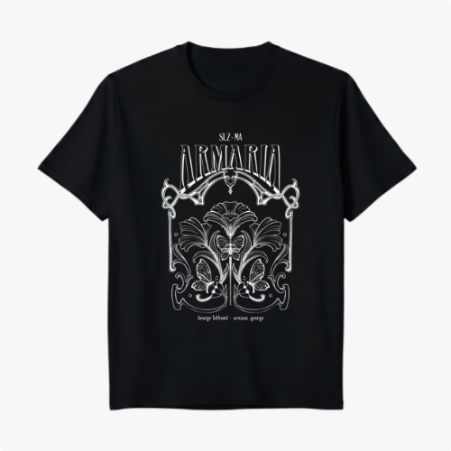 Camiseta com estampa frontal de letras estilizadas e elementos ornamentais detalhados, incluindo formas de folhas simétricas e curvas decorativas.