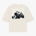 Camiseta com estampa frontal de texto "RIVALS" e estampa traseira de carro de corrida com texto "NO SAFETY. NO MERCY. RIVALS" sobreposto.
