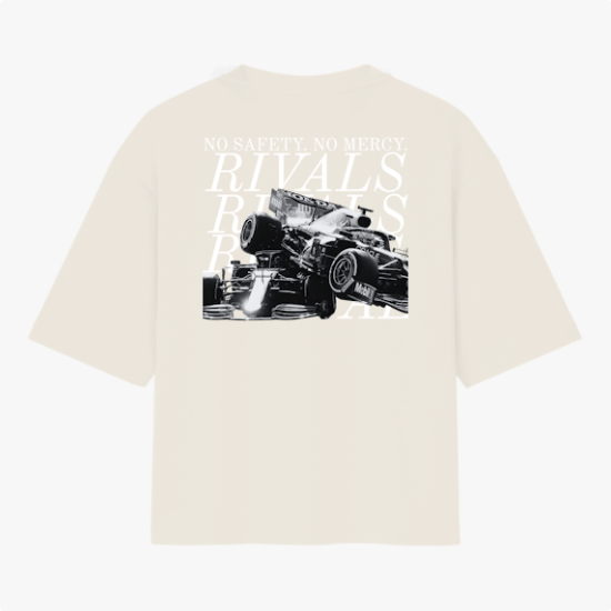 Camiseta com estampa frontal de texto "RIVALS" e estampa traseira de carro de corrida com texto "NO SAFETY. NO MERCY. RIVALS" sobreposto.