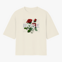 Camiseta com estampa frontal de uma ilustração de duas rosas vermelhas acompanhadas pela palavra "ROSE" em letras maiúsculas sobrepostas.