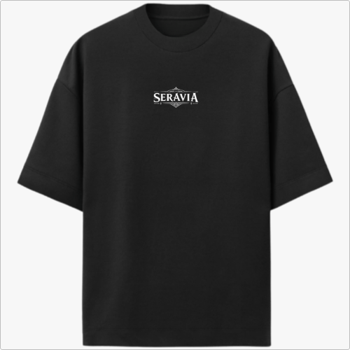 Camiseta com estampa frontal de logotipo estilizado "Seravia" e estampa traseira de figura feminina mística com elementos decorativos e chamas ao fundo.