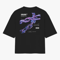 Camiseta com estampa traseira de correntes metálicas entrelaçadas acompanhadas por texto e código de barras, adicionando um toque futurista ao design.