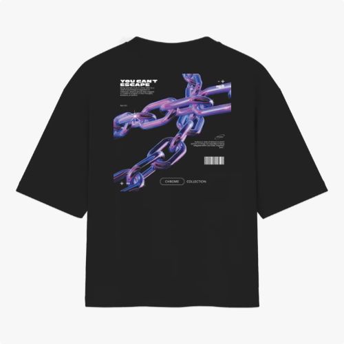 Camiseta com estampa traseira de correntes metálicas entrelaçadas acompanhadas por texto e código de barras, adicionando um toque futurista ao design.
