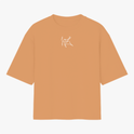 Camiseta com estampa frontal de desenho estilizado minimalista e estampa traseira de dado vermelho flutuante cercado por fumaça sinuosa.