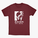 Camiseta com estampa frontal de ilustração em estilo minimalista de pessoa fumando com fumaça estilizada, acompanhada dos textos "Anti Social" em caracteres ocidentais e orientais.