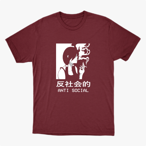 Camiseta com estampa frontal de ilustração em estilo minimalista de pessoa fumando com fumaça estilizada, acompanhada dos textos "Anti Social" em caracteres ocidentais e orientais.