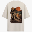Camiseta com estampa frontal de símbolo minimalista no canto inferior e estampa traseira de paisagem praiana ao entardecer com padrão de calçada ondulada.