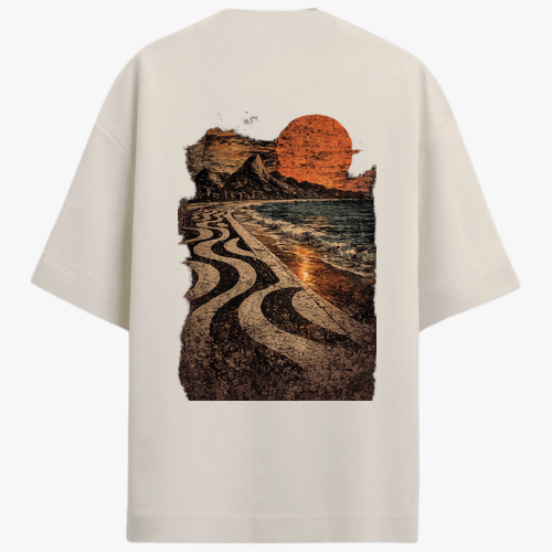Camiseta com estampa frontal de símbolo minimalista no canto inferior e estampa traseira de paisagem praiana ao entardecer com padrão de calçada ondulada.