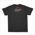 Camiseta com estampa frontal de texto "PREACHING John 3:16" em vermelho e estampa traseira com mix de textos, incluindo "JOÃO 3" e elementos sublinhados.