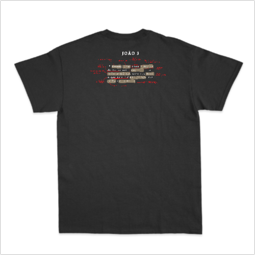 Camiseta com estampa frontal de texto "PREACHING John 3:16" em vermelho e estampa traseira com mix de textos, incluindo "JOÃO 3" e elementos sublinhados.