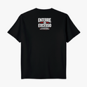 Camiseta com estampa frontal de logotipo estilizado rodeado por espinhos e chamas, e estampa traseira com texto impactante de mensagem sobre excesso.
