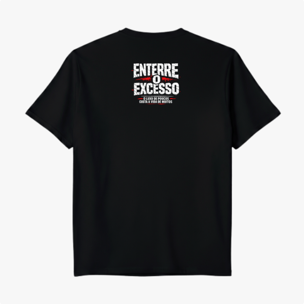 Camiseta com estampa frontal de logotipo estilizado rodeado por espinhos e chamas, e estampa traseira com texto impactante de mensagem sobre excesso.