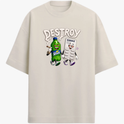 Camiseta com estampa frontal de uma garrafa antropomorfizada com óculos escuros, segurando um cigarro, ao lado de uma cartela de comprimidos sorridente sob a palavra "DESTROY".