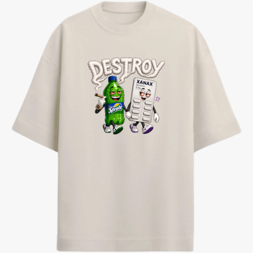 Camiseta com estampa frontal de uma garrafa antropomorfizada com óculos escuros, segurando um cigarro, ao lado de uma cartela de comprimidos sorridente sob a palavra "DESTROY".