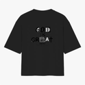 Camiseta com estampa traseira de palavras estilizadas e variadas fontes formando a frase "God is Great", acompanhada por uma referência bíblica ao versículo John 1:37.