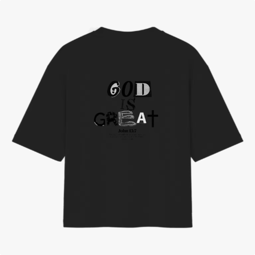 Camiseta com estampa traseira de palavras estilizadas e variadas fontes formando a frase "God is Great", acompanhada por uma referência bíblica ao versículo John 1:37.