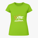 Camiseta com estampa frontal de texto estilizado "Vybe de Quebrada" acompanhado de coroa e linha embaixo, em um design dinâmico e urbano.