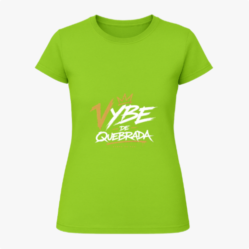 Camiseta com estampa frontal de texto estilizado "Vybe de Quebrada" acompanhado de coroa e linha embaixo, em um design dinâmico e urbano.