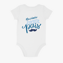 Body infantil com estampa frontal de frase estilizada e tipografia variada destacando "Meu primeiro Dia dos Pais" acompanhada de um desenho de bigode.