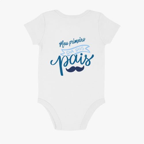 Body infantil com estampa frontal de frase estilizada e tipografia variada destacando "Meu primeiro Dia dos Pais" acompanhada de um desenho de bigode.