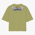 Camiseta com estampa frontal de um pequeno símbolo de leão com coroa e estampa traseira de asas estilizadas com a palavra "Blessed" e auréola acima.