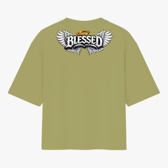 Camiseta com estampa frontal de um pequeno símbolo de leão com coroa e estampa traseira de asas estilizadas com a palavra "Blessed" e auréola acima.