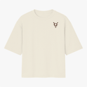 Camiseta com estampa frontal de símbolo tribal e estampa traseira com a frase "ELA QUEM?", imagem de cartas de baralho, incluindo um rei com símbolos.