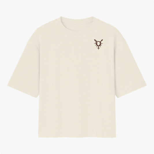 Camiseta com estampa frontal de símbolo tribal e estampa traseira com a frase "ELA QUEM?", imagem de cartas de baralho, incluindo um rei com símbolos.