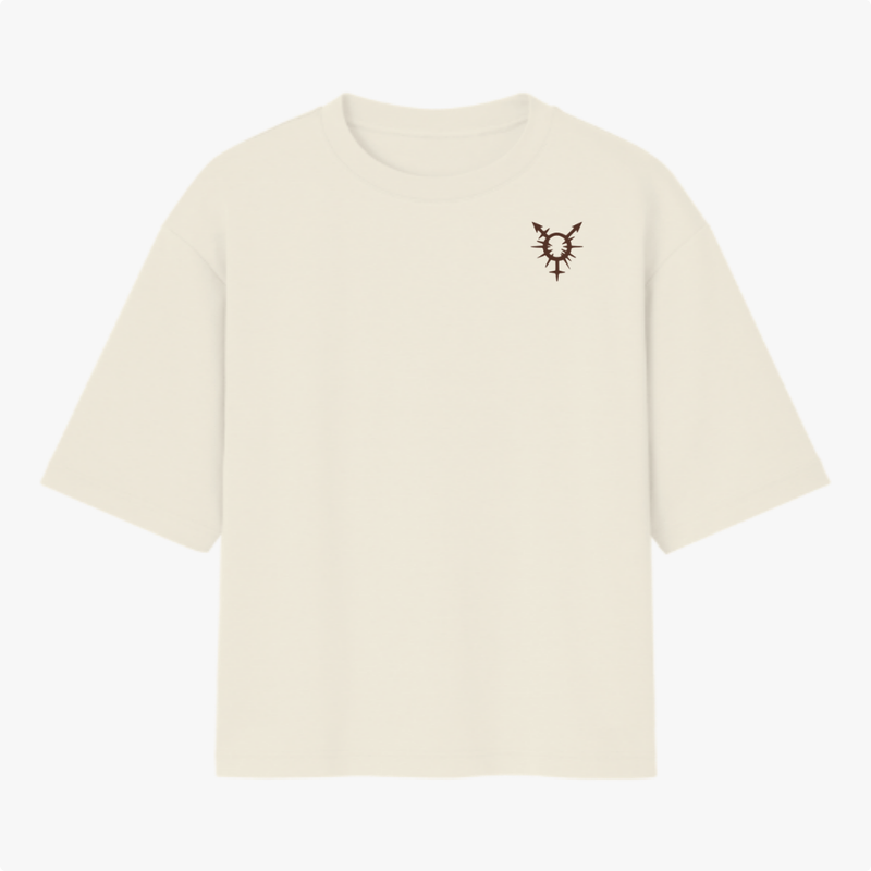 Camiseta com estampa frontal de símbolo tribal e estampa traseira com a frase "ELA QUEM?", imagem de cartas de baralho, incluindo um rei com símbolos.