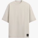 Camiseta com estampa frontal de pequeno símbolo geométrico minimalista e estampa traseira de arte abstrata com figura de costas usando uma coroa.