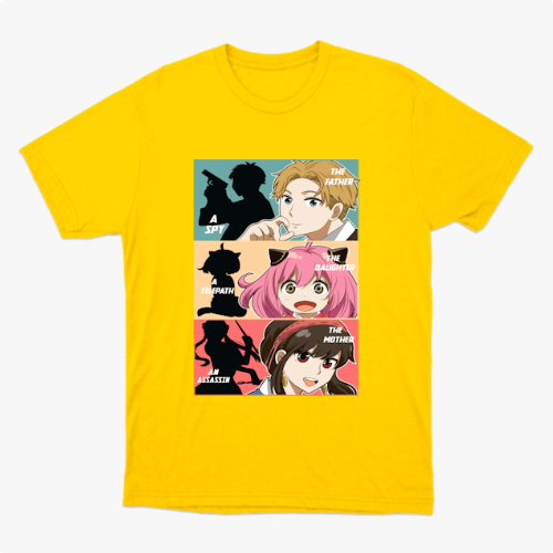 Camiseta com estampa frontal de três painéis mostrando silhuetas e personagens, com textos: "A Spy", "The Father", "Telepath", "The Daughter", "An Assassin", "The Mother".