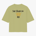 Camiseta com estampa frontal de frase "Sou Filha do Rei" acima de uma ilustração de coroa estilizada, adicionando um toque de majestade ao design.