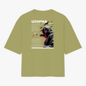 Camiseta com estampa frontal de um texto "Itachi" acompanhado de pássaros e estampa traseira de um personagem com capuz, textos e elementos gráficos.