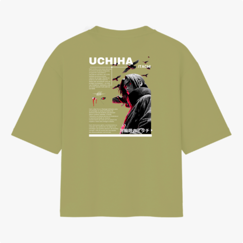 Camiseta com estampa frontal de um texto "Itachi" acompanhado de pássaros e estampa traseira de um personagem com capuz, textos e elementos gráficos.