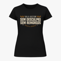 Camiseta com estampa frontal de texto em estilo vintage destacando "Vala Kustom" e slogans como "Sem Desculpas, Sem Remorsos", com detalhe xadrez.