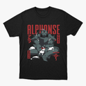 Camiseta com estampa frontal de uma figura robótica em posição sentada, cercada por pequenos coelhos e símbolos decorativos ao lado do texto "ALPHONSE".