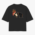 Camiseta com estampa frontal de um cachorro em trajes típicos, incluindo chapéu e lenço, conferindo uma aparência estilizada e única ao animal.