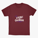 Camiseta com estampa frontal de letras estilizadas "Vybe de Quebrada" acompanhadas de uma coroa sobre o "V" e um traço com efeito de spray na parte inferior.