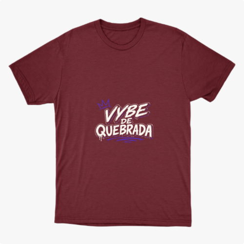 Camiseta com estampa frontal de letras estilizadas "Vybe de Quebrada" acompanhadas de uma coroa sobre o "V" e um traço com efeito de spray na parte inferior.