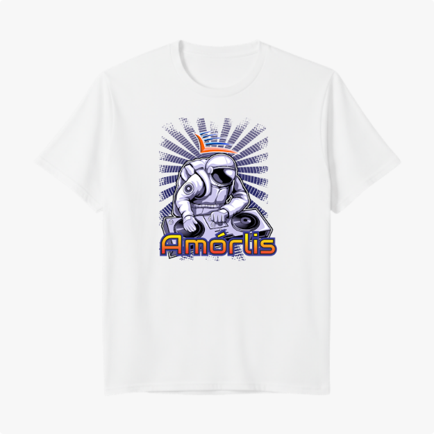 Camiseta com estampa frontal de astronauta como DJ em uma mesa de som, com nome escrito abaixo e elementos gráficos de raios atrás.