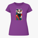 Camiseta com estampa frontal de panda estilizado usando óculos escuros, lenço e traje moderno, inserido em um design geométrico abstrato.