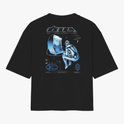 Camiseta com estampa traseira de figura humanoide prateada interagindo com computador retro, rodeada por elementos tecnológicos, símbolos e inscrições.