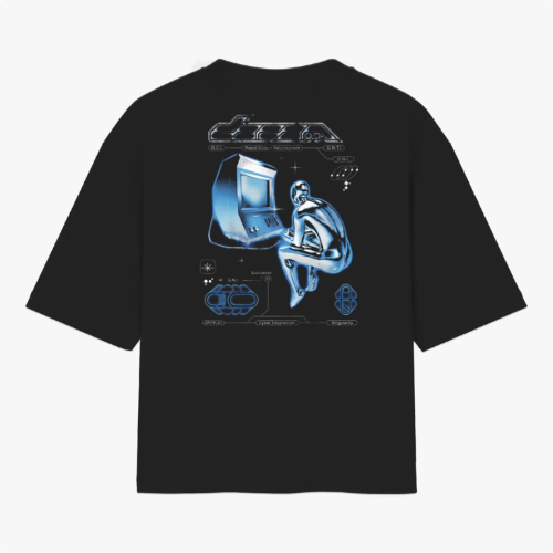Camiseta com estampa traseira de figura humanoide prateada interagindo com computador retro, rodeada por elementos tecnológicos, símbolos e inscrições.