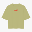 Camiseta com estampa frontal de um texto "Itachi" acompanhado de pássaros e estampa traseira de um personagem com capuz, textos e elementos gráficos.