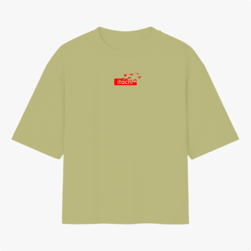 Camiseta com estampa frontal de um texto "Itachi" acompanhado de pássaros e estampa traseira de um personagem com capuz, textos e elementos gráficos.