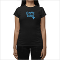 Camiseta com estampa frontal de texto estilizado "LIZZY CORP" acompanhado de um pequeno brilho e estampa traseira de uma cruz com detalhes pontilhados.
