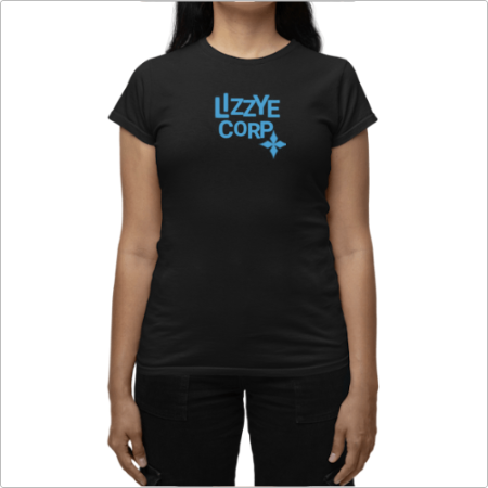 Camiseta com estampa frontal de texto estilizado "LIZZY CORP" acompanhado de um pequeno brilho e estampa traseira de uma cruz com detalhes pontilhados.