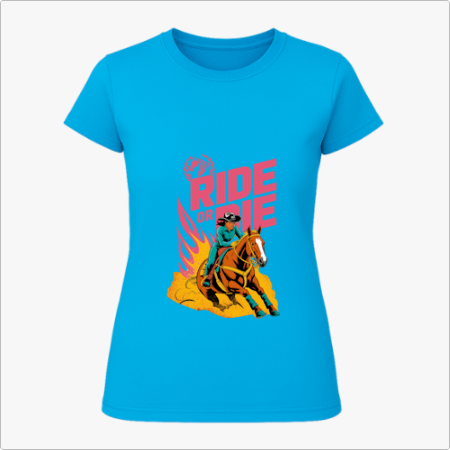 Camiseta com estampa frontal de um cowboy montado em cavalo sobreposto a chamas estilizadas, com a frase "Ride or Die" em letras grandes e robustas.